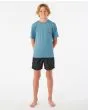 Niño con camiseta técnica de manga corta Rip Curl Tube Heads azul con protección solar UPF 50 frontal