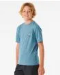 Niño con camiseta técnica de manga corta Rip Curl Tube Heads azul con protección solar UPF 50 lateral