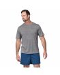 Hombre con Camiseta técnica Patagonia Men's Capilene Cool Daily Graphic Waters Boardshort Logo Abalone Blue Feather Grey Talla XL frontal