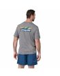Hombre con Camiseta técnica Patagonia Men's Capilene Cool Daily Graphic Waters Boardshort Logo Abalone Blue Feather Grey Talla XL