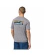 Hombre con Camiseta técnica de manga corta Patagonia Men's Capilene Cool Daily Graphic Waters Boardshort Logo Abalone Blue Feather Grey