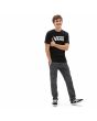 Hombre con camiseta de manga corta Vans Classic Negra con logo blanco corte clásico