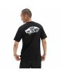 Hombre con camiseta de manga corta con bolsillo Vans Style 76 Back Negra con logo blanco espalda