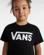 Niña con camiseta infantil Vans Classic Negra con logo blanco serigrafía