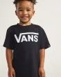 Niño con camiseta infantil Vans Classic Negra con logo blanco 