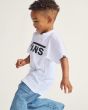 Niño con camiseta infantil Vans Classic Blanca con logo negro lateral
