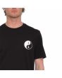 Hombre con camiseta orgánica de manga corta Volcom Counterbalance Negra Yin Yang