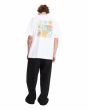 Hombre con camiseta Volcom Double Fantasy Blanca corte amplio posterior