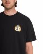 Hombre con camiseta Volcom Double Fantasy Negra gráfico en llamas pecho