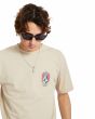 Hombre con camiseta de manga corta Volcom Draggin Stone Light Khaki estampado pecho logo Stone en llamas