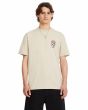 Hombre con camiseta de manga corta Volcom Draggin Stone Light Khaki frontal