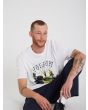 Hombre con camiseta orgánica de manga corta Volcom Elzo Durt 2 blanca pecho