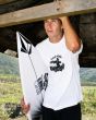 Hombre con tabla de surf y camiseta de manga corta Volcom Gony Zubizarreta Blanca