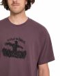 Hombre con Camiseta Volcom Gony Zubizarreta Pistol Punch gráfico