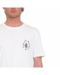 Hombre con camiseta orgánica de manga corta Volcom Maditi Blanca estampado skate with the homies