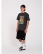 Hombre con camiseta de manga corta Volcom Nofing negra lateral
