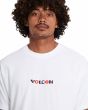 Hombre con camiseta Volcom FA Seth Conboy Blanca bordado logo pecho