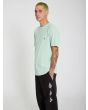 Hombre con camiseta de manga corta Volcom Solid Stone verde lateral
