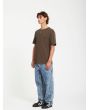 Hombre con camiseta orgánica de manga corta Volcom Stone Blanks Wren lateral