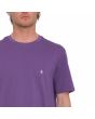 Hombre con camiseta orgánica de manga corta Volcom Stone Blanks Morada bordado logo