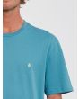Hombre con camiseta orgánica de manga corta Volcom Stone Blanks azul logo