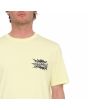 Hombre con camiseta orgánica de manga corta Volcom Strange Relics Amarillas serigrafía