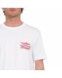 Hombre con camiseta orgánica de manga corta Volcom Strange Relics Blanca serigrafía delantera