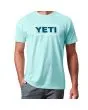 Hombre con camiseta de manga corta Yeti Premium Logo Badge C&S azul celeste