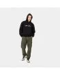 Hombre con Pantalón Carhartt WIP Cargo Jogger verde frontal