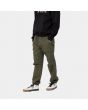 Hombre con Pantalón Carhartt WIP Cargo Jogger verde lateral