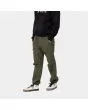 Hombre con Pantalón Carhartt WIP Cargo Jogger verde lateral