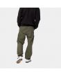 Hombre con Pantalón Carhartt WIP Cargo Jogger verde posterior