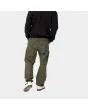 Hombre con Pantalón Carhartt WIP Cargo Jogger verde posterior