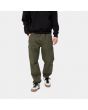 Hombre con Pantalón Carhartt WIP Cargo Jogger verde 