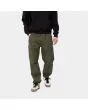 Hombre con Pantalón Carhartt WIP Cargo Jogger verde 