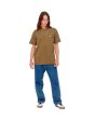 Hombre con Camiseta Carhartt WIP S/S Chase Hamilton Brown Gold ajuste holgado