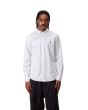 Hombre con camisa de manga larga Carhartt WIP Madison Shirt Blanca con logo negro