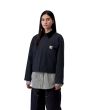 Mujer con chaqueta de entretiempo Carhartt WIP Womens Newkirk Summer Jacket Deep Night-Black cerrada