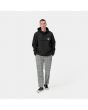 Hombre con chaqueta de invierno con capucha Carhartt WIP Nimbus Pullover negra entero
