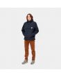 Hombre con chaqueta de invierno con capucha Carhartt WIP Nimbus Pullover azul marino bolsillo