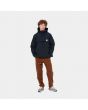 Hombre con chaqueta de invierno con capucha Carhartt WIP Nimbus Pullover azul marino frontal