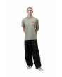 Hombre con camiseta Carhartt WIP Stacked Grapes verde Shady Green corte loose