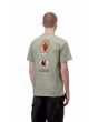 Hombre con camiseta Carhartt WIP Stacked Grapes verde Shady Green posterior