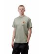 Hombre con camiseta Carhartt WIP Stacked Grapes verde Shady Green