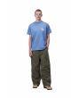 Hombre con camiseta Carhartt WIP Waves azul Curacao corte loose