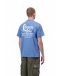 Hombre con camiseta Carhartt WIP Waves azul Curacao posterior