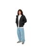 Hombre con cazadora con capucha Carhartt WIP Hooded Sail Jacket Negra con logo blanco bolsillos