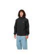 Hombre con cazadora con capucha Carhartt WIP Hooded Sail Jacket Negra con logo blanco cerrado