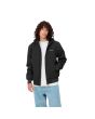 Hombre con cazadora con capucha Carhartt WIP Hooded Sail Jacket Negra con logo blanco