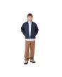 Hombre con Chaqueta Carhartt WIP Module Script Jacket Azul Marino-Blanco bolsillos
